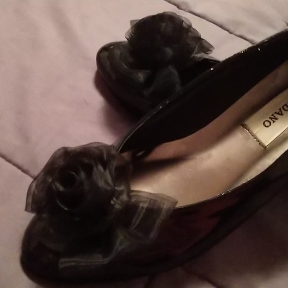 Black 🖤 Patent low Heel Shoes w/ Chiffon Roses - Picture 9 of 9